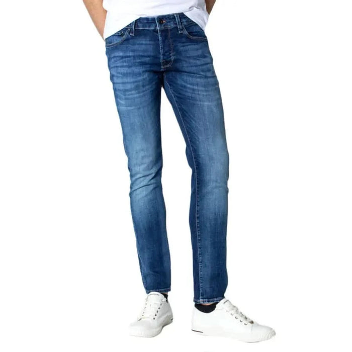 Man in white t-shirt and Jack & Jones jeans showcasing urban style clothing