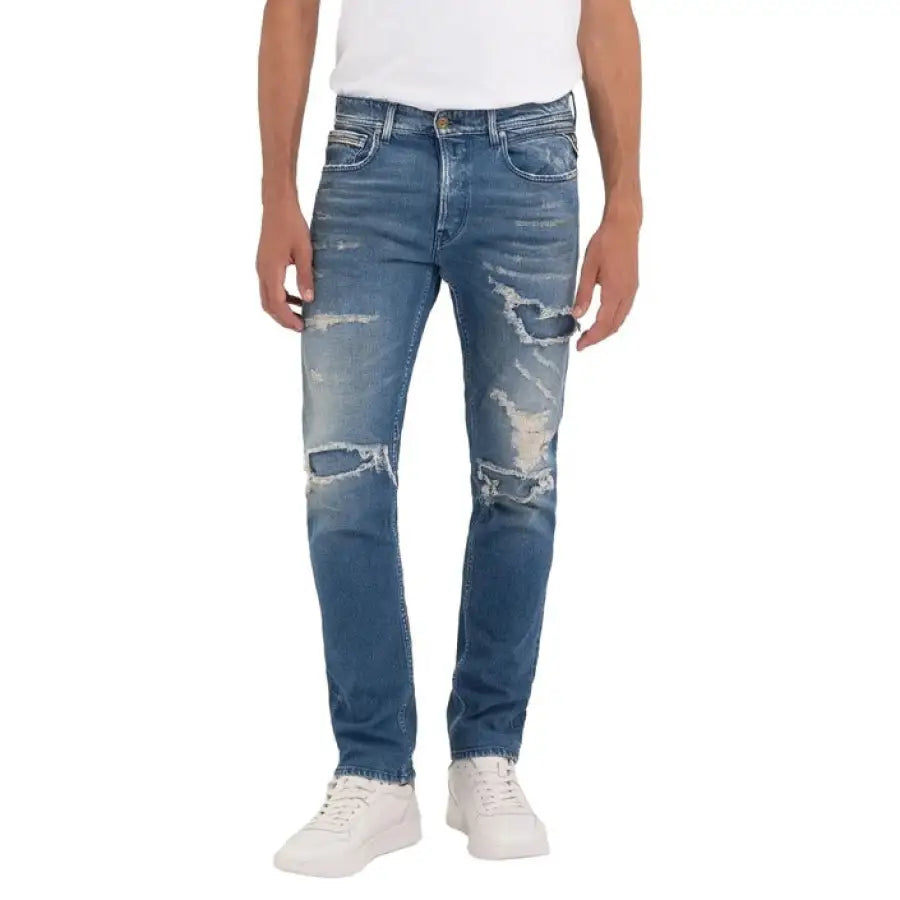 Urban style: Man in a white t-shirt and jeans from Replay - Replay Men Jeans