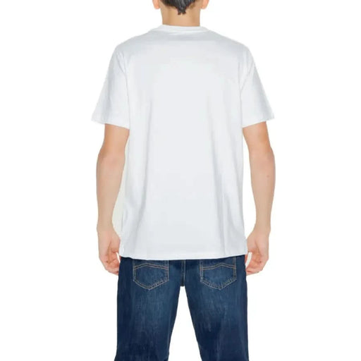 Urban style: Man in Underclub Men T-Shirt, white, casual jeans outfit