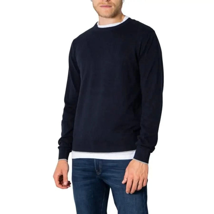 Navy blue crewneck sweater over white shirt from Armani Exchange Men Knitwear