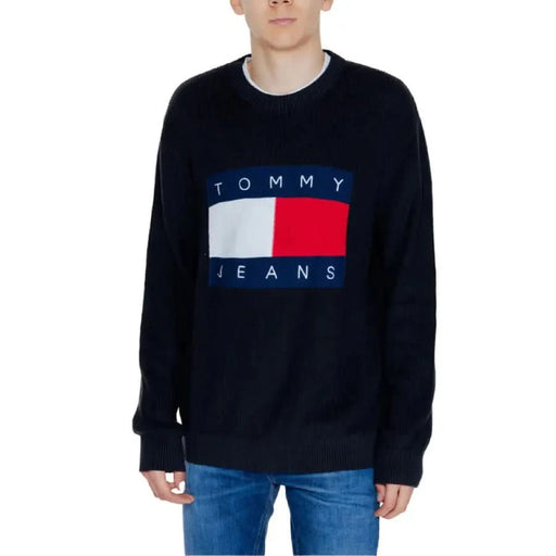 Navy blue sweatshirt featuring Tommy Jeans logo and flag design for men’s knitwear