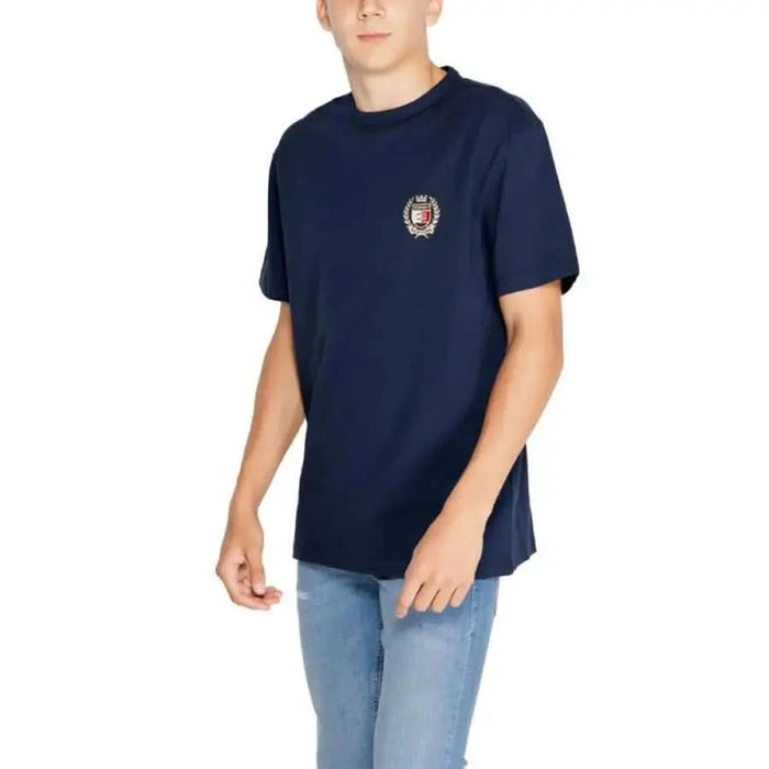 Navy blue Tommy Hilfiger men t-shirt featuring a small chest logo