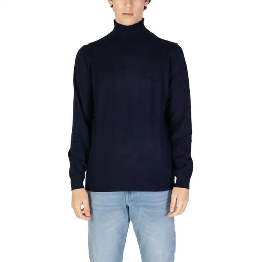 Navy blue turtleneck sweater by Gas, featuring a cashmere and cotton blend