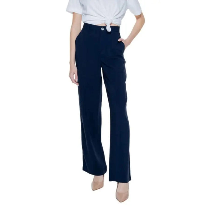 Stylish navy blue wide-leg trousers with a chic white tied crop top from Street One