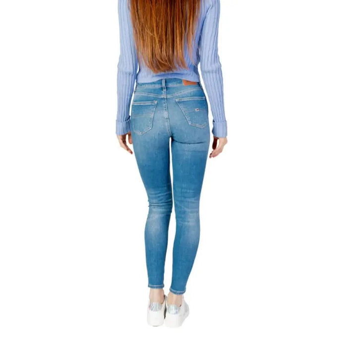 Woman in tight-fitting blue jeans and light blue sweater - Tommy Hilfiger Women’s Jeans