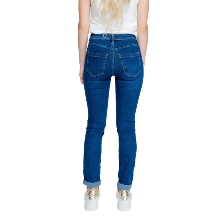 Street One Women’s Blue Skinny Jeans with Rolled Cuffs, White Top, and Gold Shoes