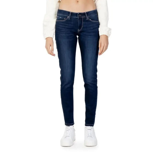 Pepe Jeans Women’s dark blue skinny jeans, white sweater, and white sneakers