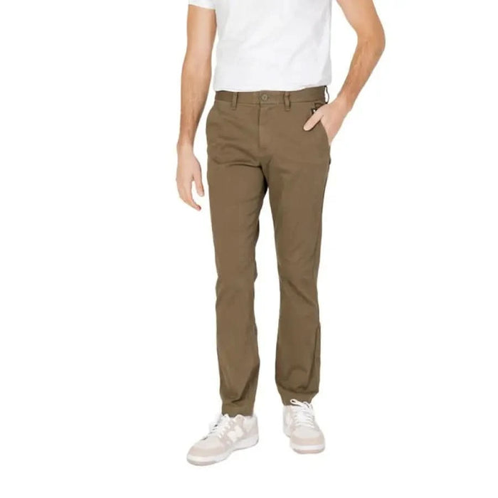 Pair of khaki chino pants with white sneakers and shirt - Tommy Hilfiger Jeans Men Trousers