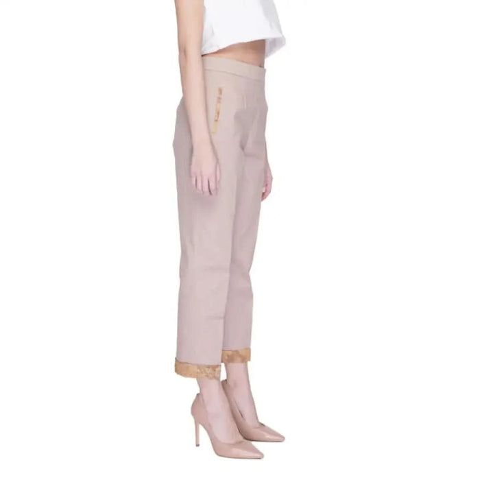 Pale pink cropped trousers with gold trim and matching heels - Alviero Martini Prima Classe