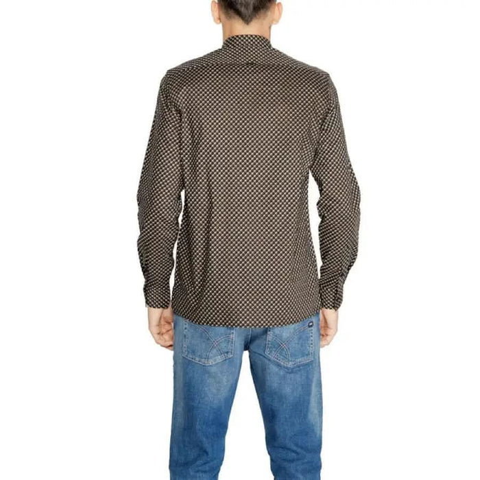 Patterned long-sleeved Antony Morato shirt with blue jeans, back view