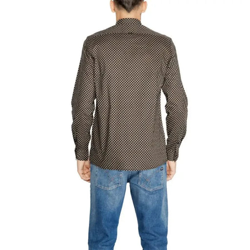 Patterned long-sleeved Antony Morato shirt with blue jeans, back view