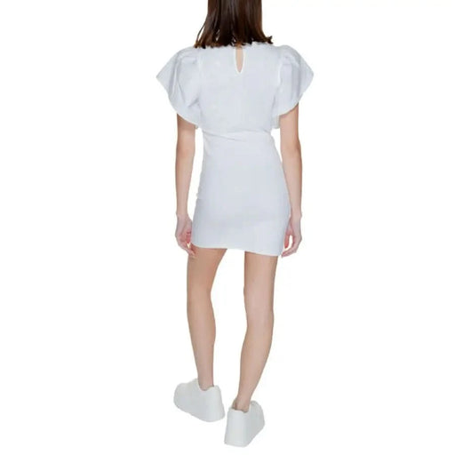 Urban style: woman in white clothing wearing Only - Only Women Dress