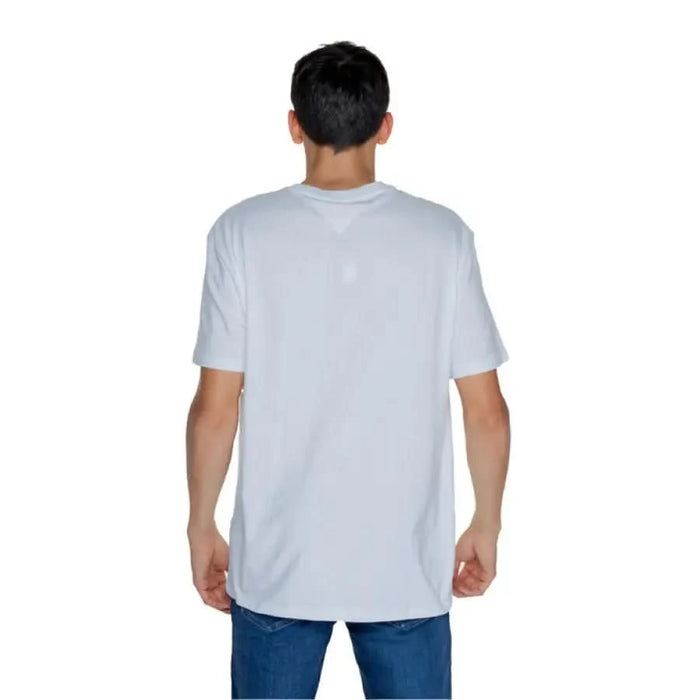 Person wearing Tommy Hilfiger white t-shirt from the back viewed for the Jeans Men collection