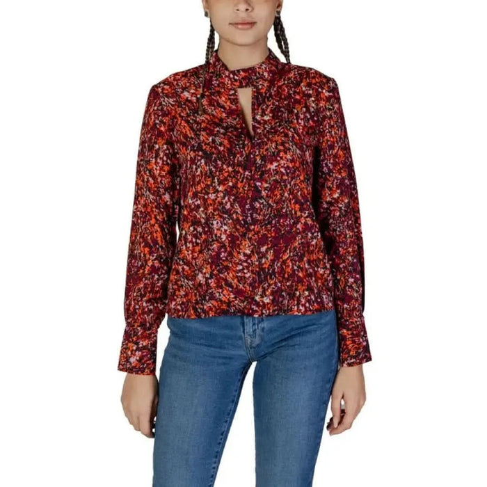 Red and black floral print blouse with long sleeves and keyhole neckline by Jacqueline De Yong