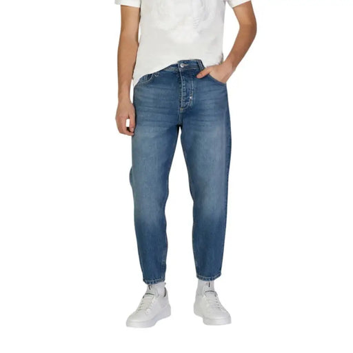 Relaxed-fit blue denim jeans with tapered ankle from Antony Morato Men’s collection