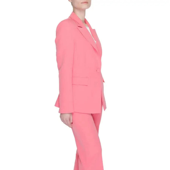 Urban style: The Row pink crepe suit from Silence - Silence Women Blazer collection