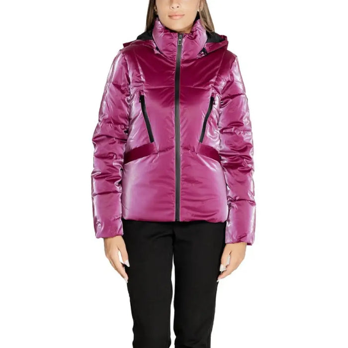 Shiny magenta puffer jacket with hood and black zipper details by Desigual