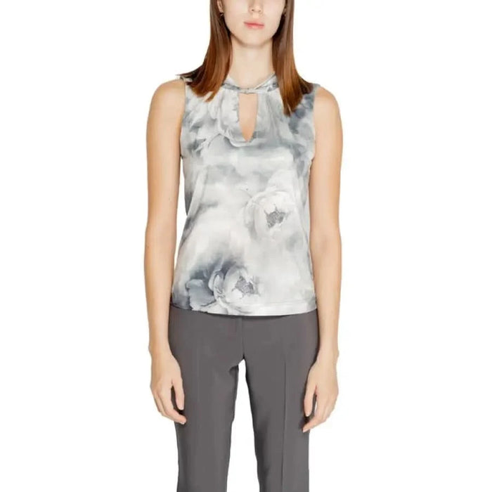 Sleeveless grey watercolor-print blouse with keyhole neckline from Rinascimento