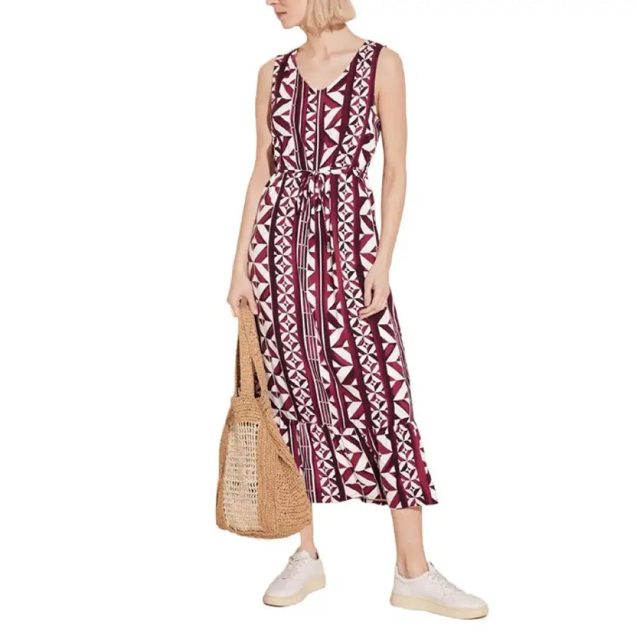 Sleeveless burgundy & white geometric maxi dress with sneakers & woven straw bag
