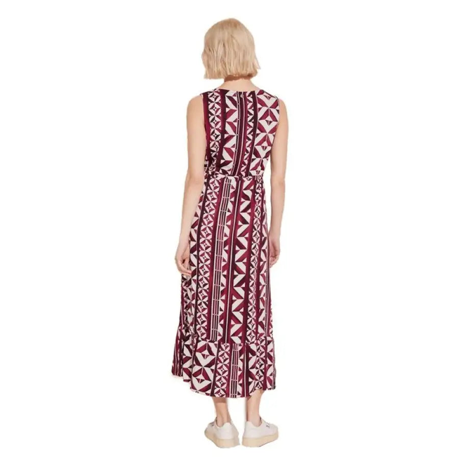 Blonde woman in a sleeveless burgundy and white geometric Street One midi dress