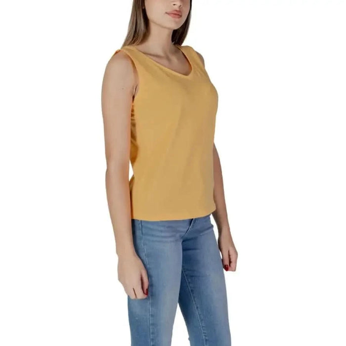 B.young Women’s yellow sleeveless cotton blend tank top with blue jeans outfit