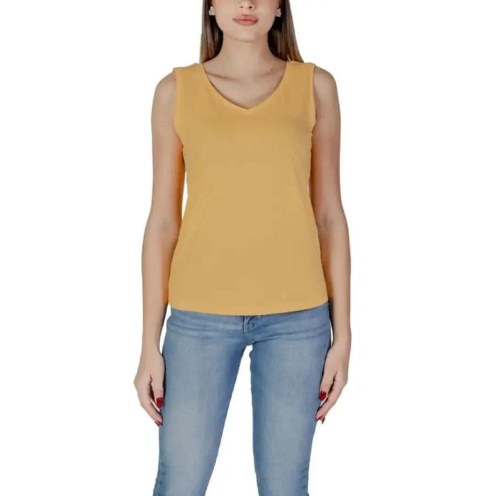 Sleeveless yellow v-neck top with light blue jeans from B.young Women’s collection