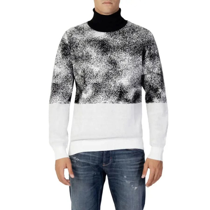 Sweater with black and white speckles and solid white lower half by Antony Morato