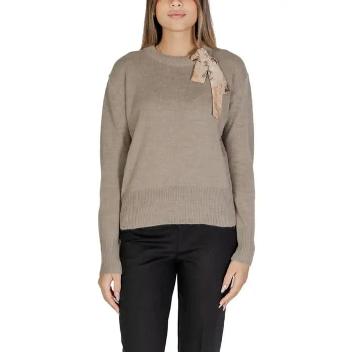 Taupe sweater with neck tie from Alviero Martini Prima Classe Women’s collection