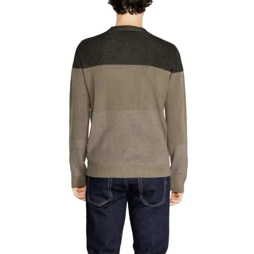 Two-tone Hamaki-ho men knitwear sweater with a dark upper and beige lower section