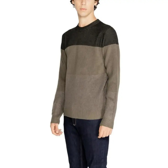 Two-tone crew neck sweater featuring a black upper panel and taupe lower body by Hamaki-ho