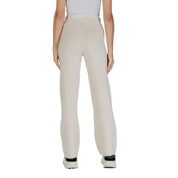 White high-waisted sweatpants with relaxed straight-leg fit by Vero Moda