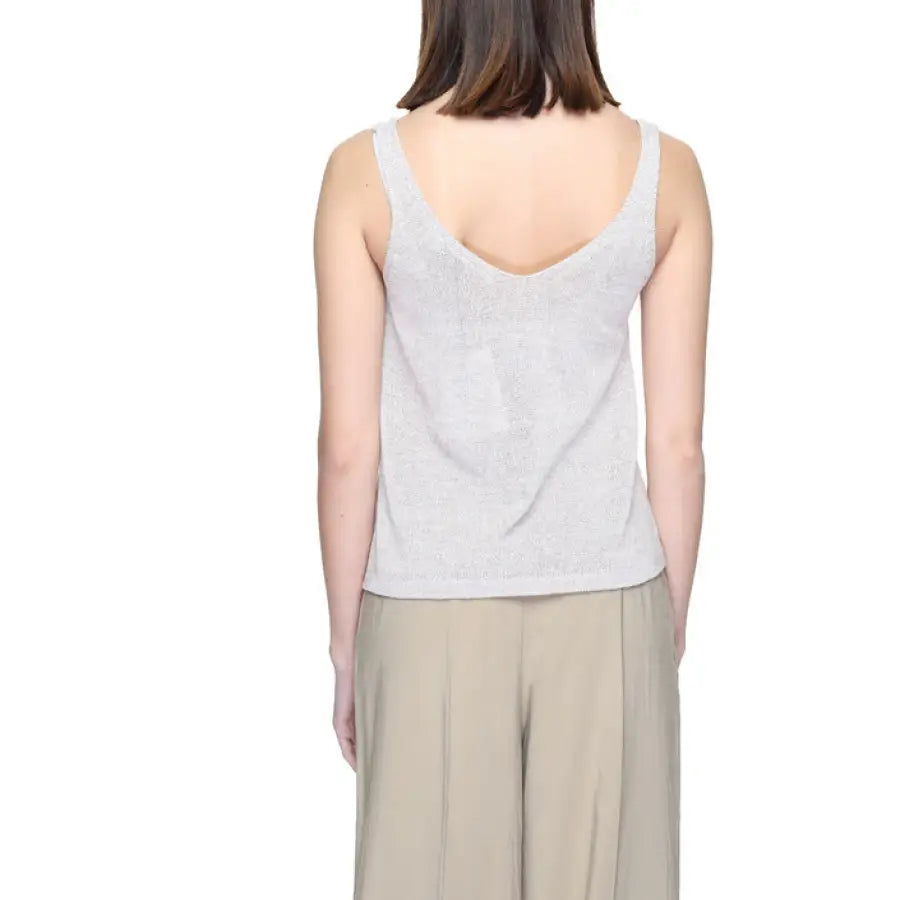 Back view of a white sleeveless top and beige wide-leg pants - Jacqueline De Yong Undershirt