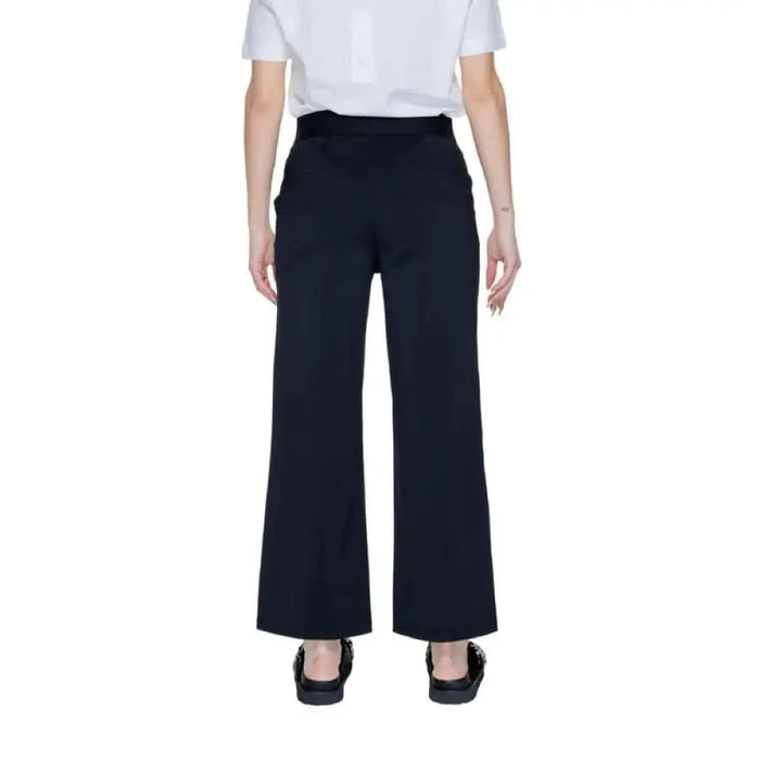 Street One women trousers: Wide-leg black trousers with white top and dark shoes