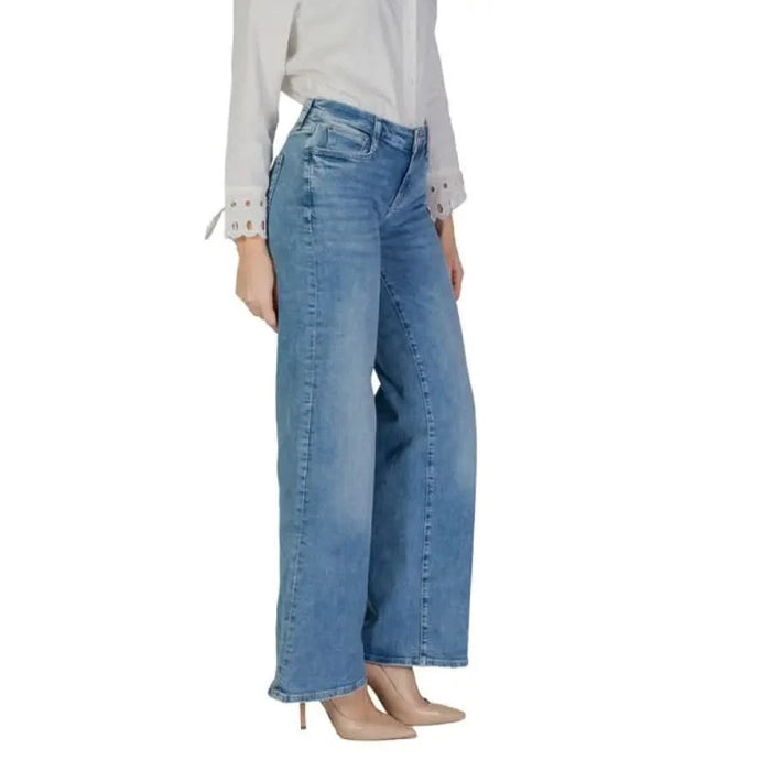 Wide-leg blue denim jeans with a light wash from Guess featuring pockets for women