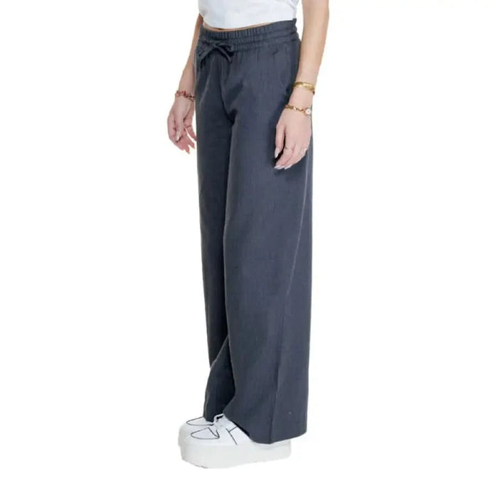 Wide-leg gray sweatpants with drawstring waist by Jacqueline De Yong Women Trousers