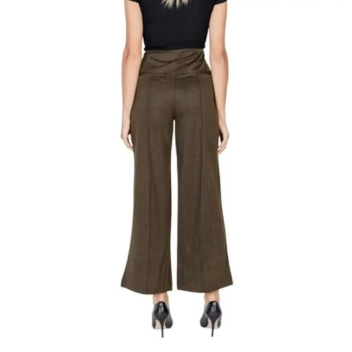 Wide-leg olive green cropped trousers with pressed pleats from Ichi Women Trousers