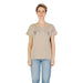 Woman in beige Blauer T-shirt with graphic for urban city style fashion