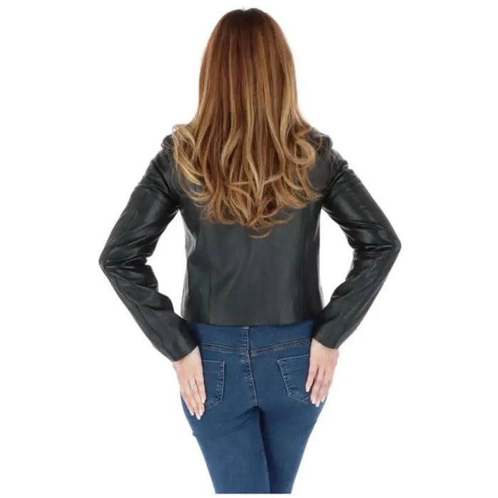 Urban style: Woman in black leather Patrizia Pepe blazer