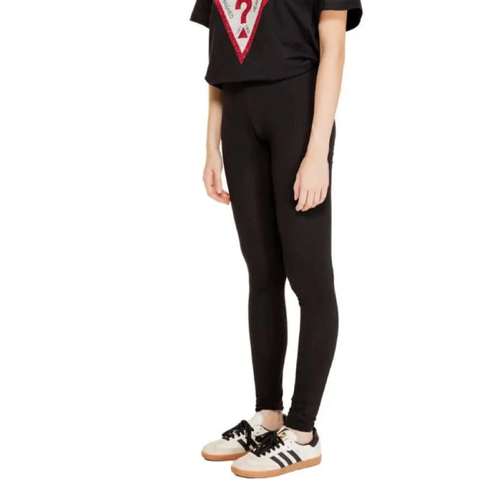 Woman wearing Jacqueline De Yong black leggings and t-shirt with triangular logo