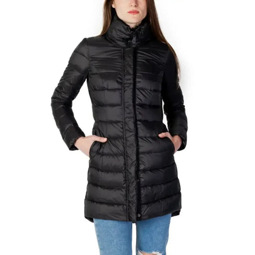 Woman modeling Peuterey women jacket, black puffer style