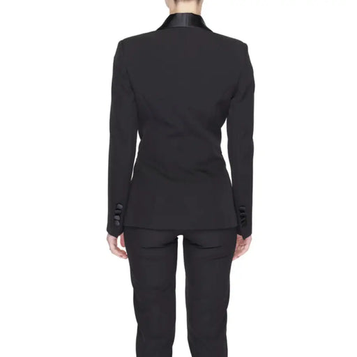 Urban style: woman in black suit and shoes from Silence - Silence Women Blazer collection