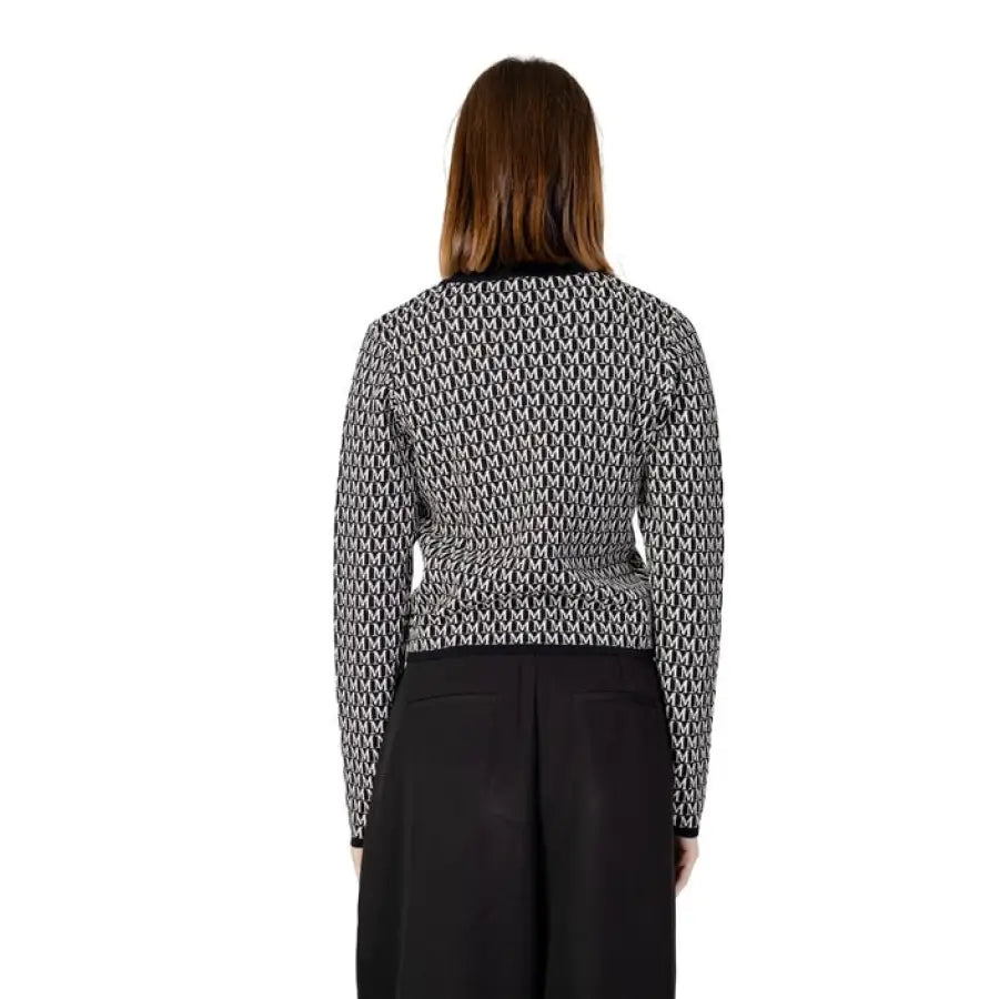 Stylish urban woman in black and white Morgan De Toi patterned cardigan