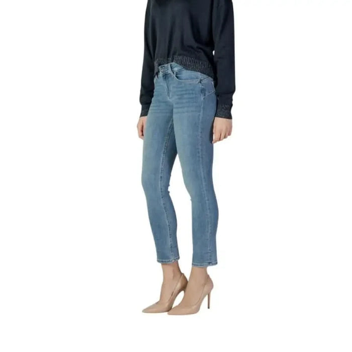 Woman in Liu Jo Blue Jeans and nude heels, perfect for Spring/Summer style