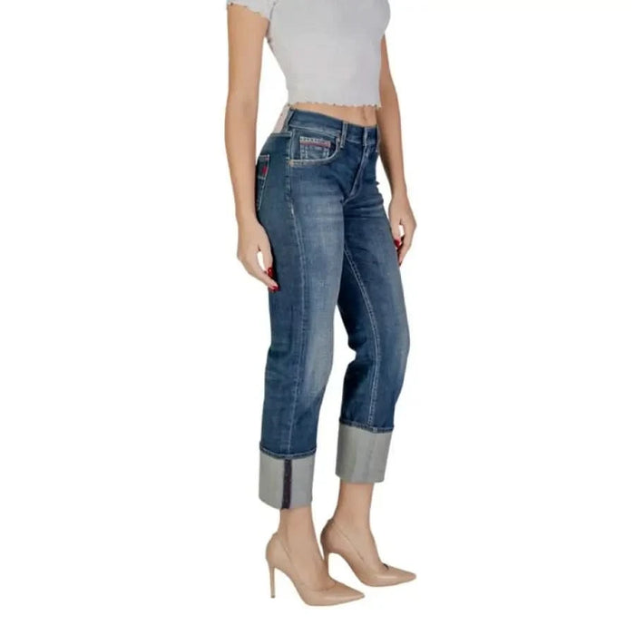 Woman in Replay Women’s Blue Jeans with Worn-Out Effect and nude heels