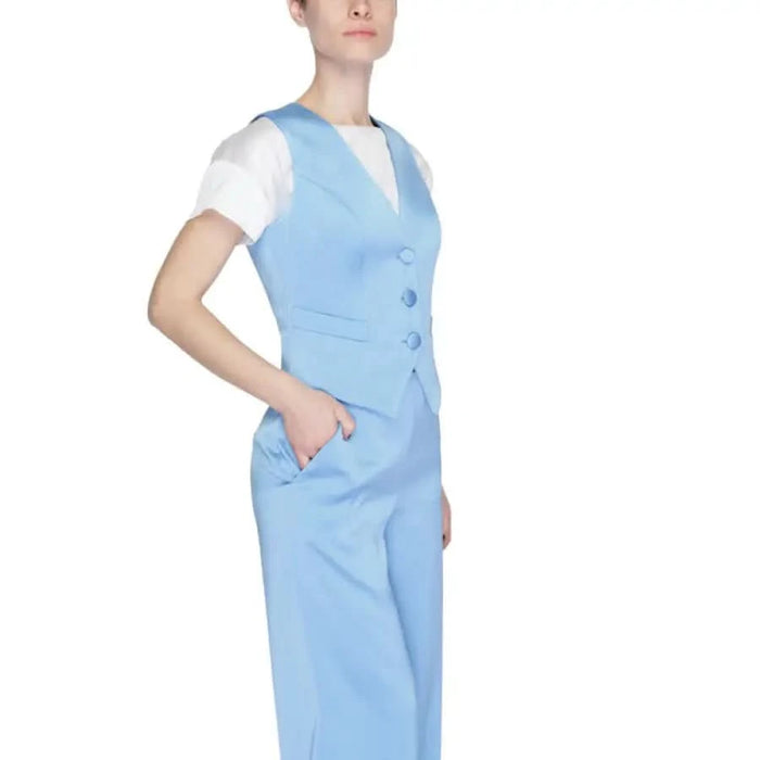 Urban style: Woman in a blue scrub suit wearing Silence - Women Gilet