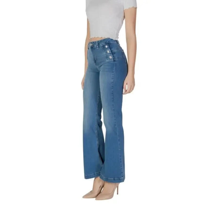 Woman in blue wide-leg jeans from Liu Jo with pockets for stylish casual wear