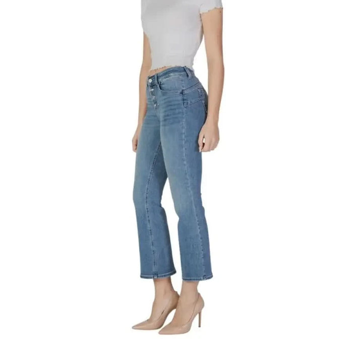 Woman in Liu Jo Blue Cropped Denim Jeans with Pockets and Zip Closure