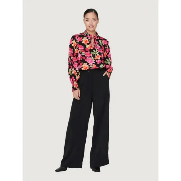 Urban style: Woman in floral blouse and wide pants - Jacqueline De Yong Women Blouse