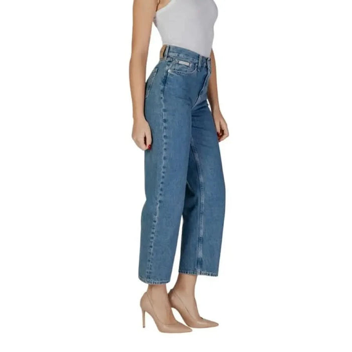 Woman in Calvin Klein high-waisted jeans, perfect for Spring and Summer styling