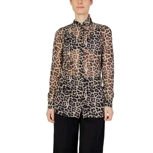 Guess women shirt in leopard print guess guess women model posing